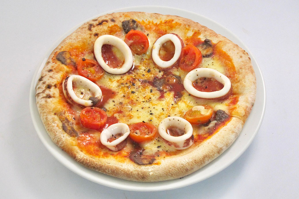 イカとアンチョビのピザ